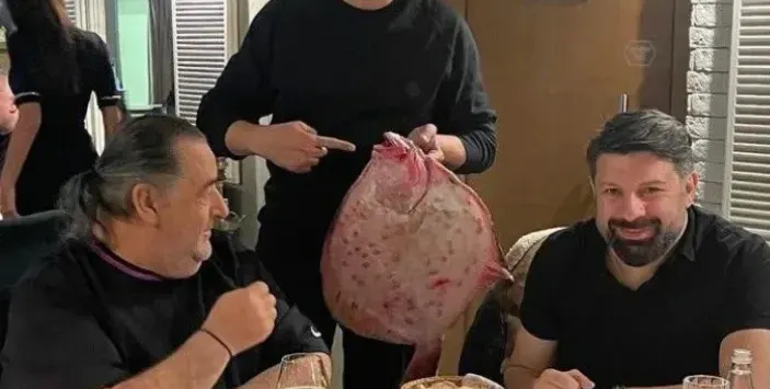 Тони Стораро почерпи с калкан  Василис Карас