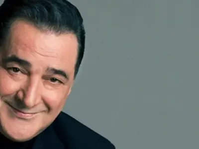 Василис Карас на вечеря със секси българка