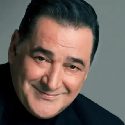 Василис Карас на вечеря със секси българка