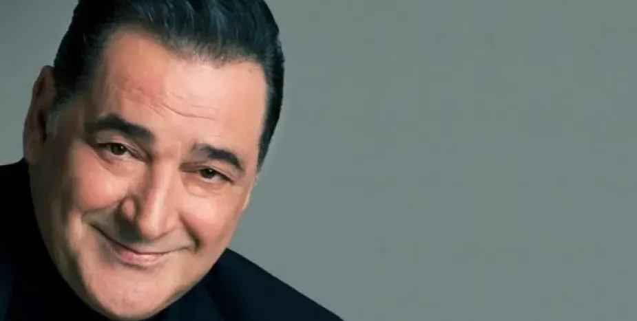 Василис Карас на вечеря със секси българка