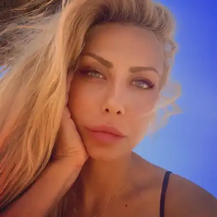 Венета Харизанова на почивка с куче и без мъж