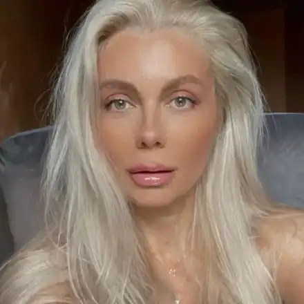 Венета Райкова зася карамфили на терасата