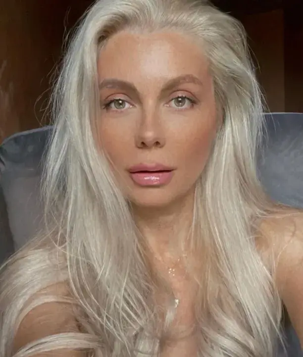 Венета Райкова зася карамфили на терасата