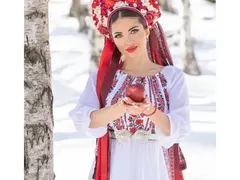 Вижте фолк певицата Райна като Ева с… народна носия! (СНИМКИ)
