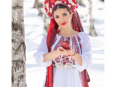 Вижте фолк певицата Райна като Ева с… народна носия! (СНИМКИ)