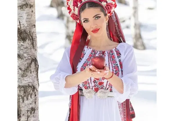 Вижте фолк певицата Райна като Ева с… народна носия! (СНИМКИ)