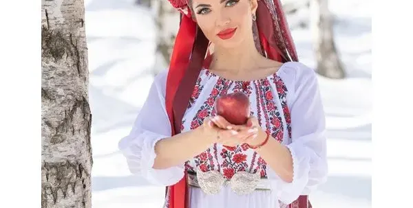 Вижте фолк певицата Райна като Ева с… народна носия! (СНИМКИ)