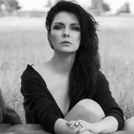 Вижте Жени Калканджиева като дете на море! (ФОТО в галерията)