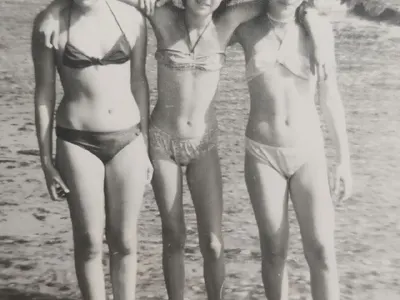 Вижте Жени Калканджиева като дете на море! (ФОТО в галерията)