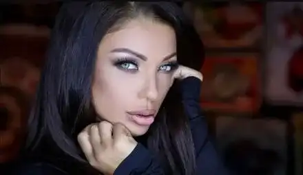 Вижте как Емануела дразни бившия си с ново гадже (Снимка в галерия)