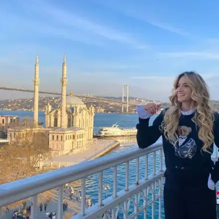 Зейнеб си подари уикенд в Истанбул
