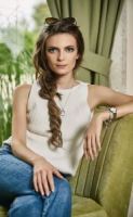 Нора Шопова с чанта за хилядарка