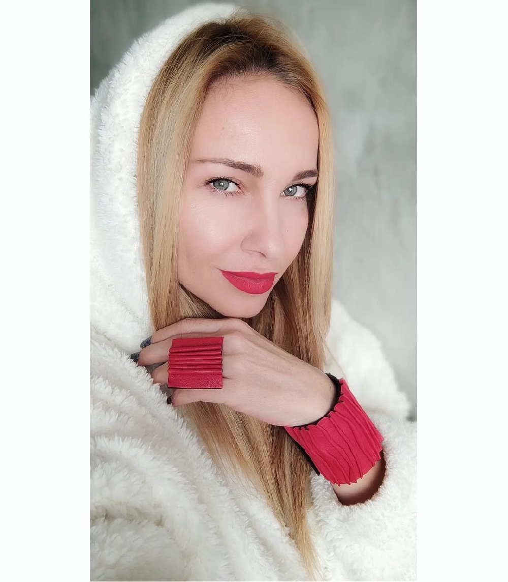 Алекс Раева се гаври със силиконки! Вижте с каква снимка им се подиграва