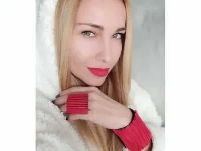 Алекс Раева се гаври със силиконки! Вижте с каква снимка им се подиграва