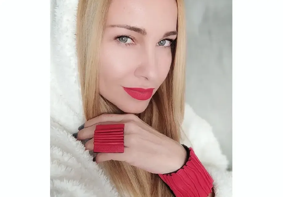 Алекс Раева се гаври със силиконки! Вижте с каква снимка им се подиграва