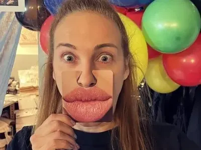 Алекс Раева се гаври със силиконки! Вижте с каква снимка им се подиграва