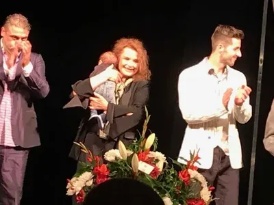 Аня Пенчева учи внук да удря с чук