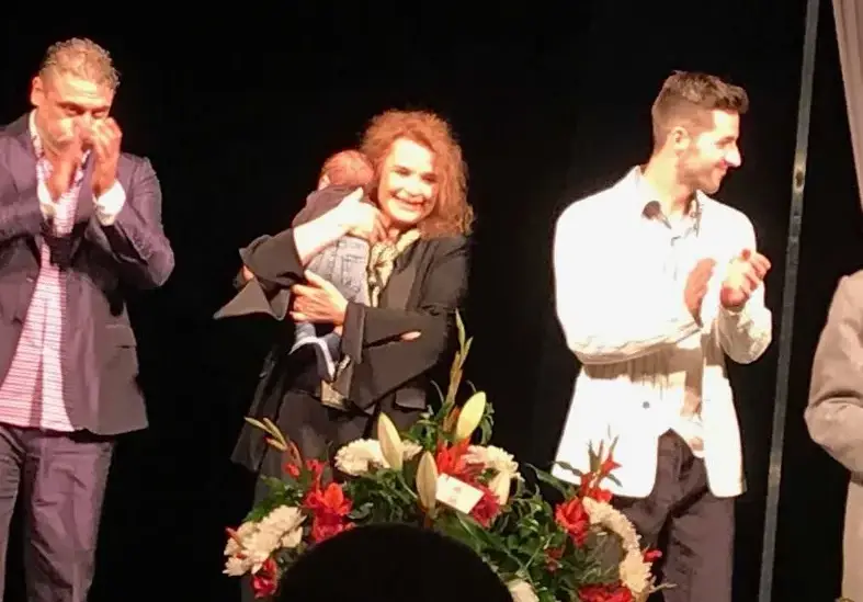 Аня Пенчева учи внук да удря с чук