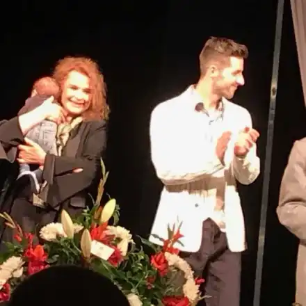 Аня Пенчева учи внук да удря с чук