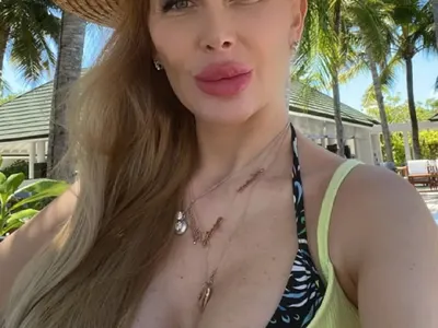 Антония Петрова заряза църквите и показа прелести на басейн