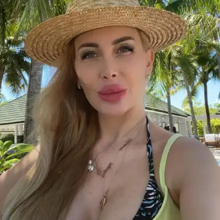 Антония Петрова заряза църквите и показа прелести на басейн