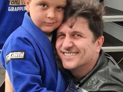 Асен Блатечки  взима сина си с  мотор от училище