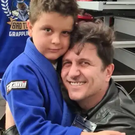 Асен Блатечки  взима сина си с  мотор от училище