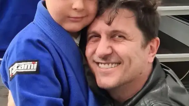 Асен Блатечки  взима сина си с  мотор от училище