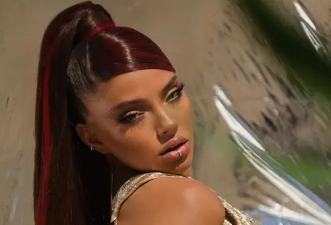 Дара показа орлови нокти (Снимка)