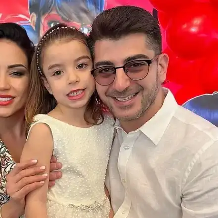 Дъщерята на Кадиев тръгна на уроци по пиано (Снимка)