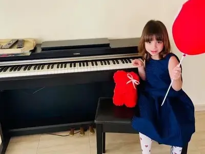 Дъщерята на Кадиев тръгна на уроци по пиано (Снимка)