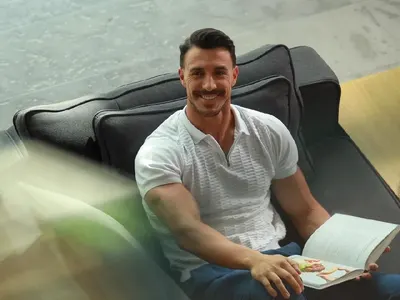 Ергенът Виктор Стоянов гушка Галена (ВИЖТЕ)