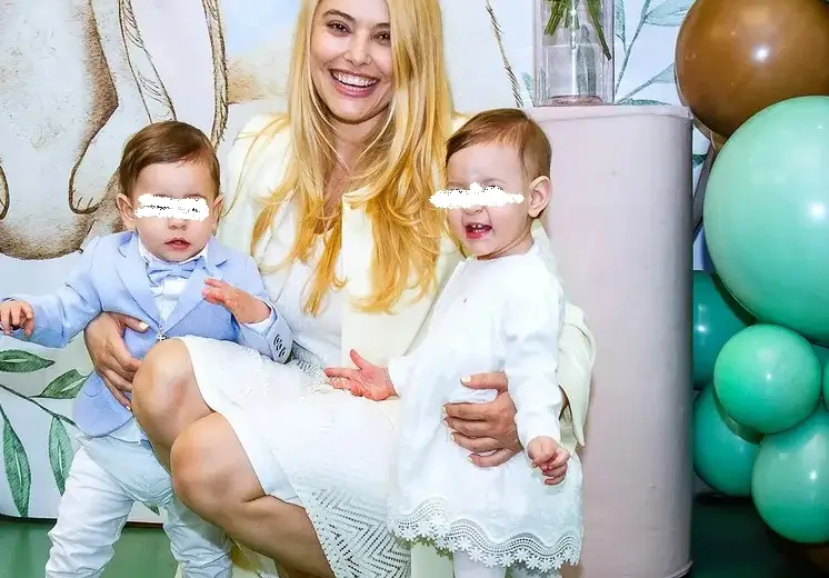 Ева Веселинова кръсти близнаците,  продължава да крие бащата на децата