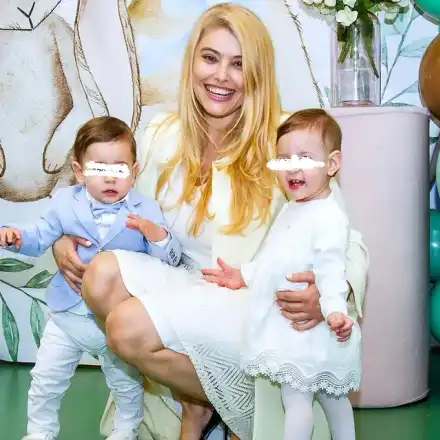 Ева Веселинова кръсти близнаците,  продължава да крие бащата на децата