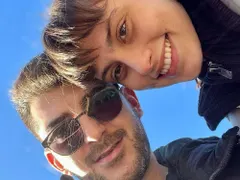 Гаджето на Сашо Кадиев носи роклите на баба си (ВИЖТЕ Я)