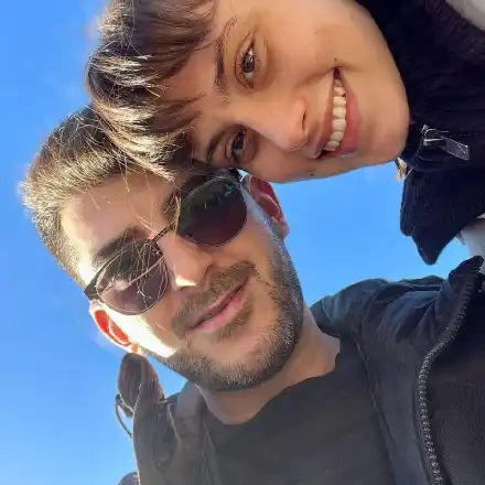 Гаджето на Сашо Кадиев носи роклите на баба си (ВИЖТЕ Я)