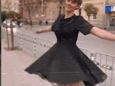 Гаджето на Сашо Кадиев носи роклите на баба си (ВИЖТЕ Я)