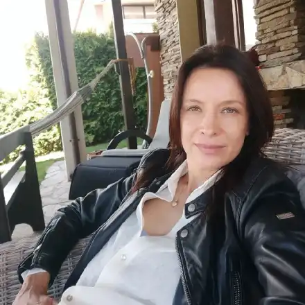 Яна Маринова покани само роднини на своя премиера