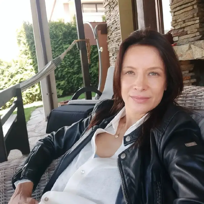 Яна Маринова покани само роднини на своя премиера