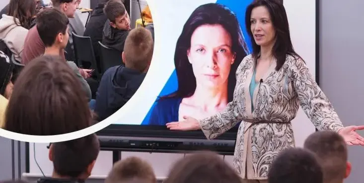 Яна Маринова се върна в училище