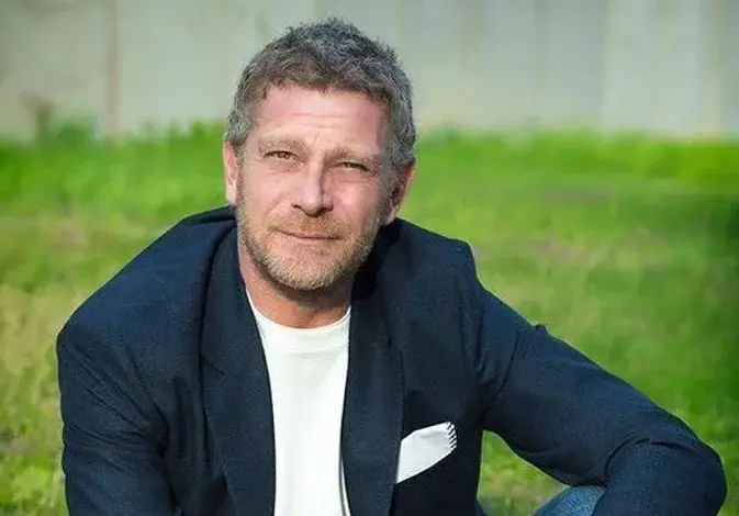 Юлиан Вергов  си купи костюм  за 7 бона