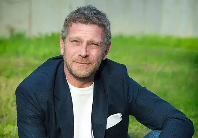 Юлиан Вергов  си купи костюм  за 7 бона
