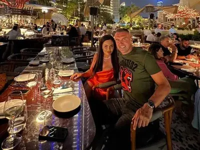 Камбуров на петзвездна почивка в Дубай, половинката му впечатлява с пищна гръд (Снимки)