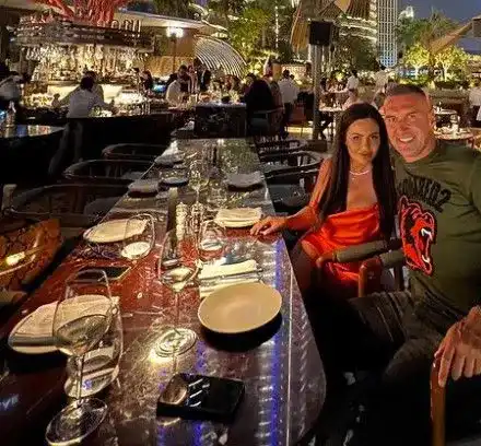 Камбуров на петзвездна почивка в Дубай, половинката му впечатлява с пищна гръд (Снимки)