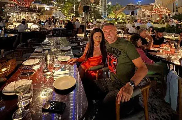 Камбуров на петзвездна почивка в Дубай, половинката му впечатлява с пищна гръд (Снимки)