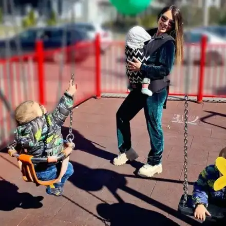 Капчикова изведе трите деца