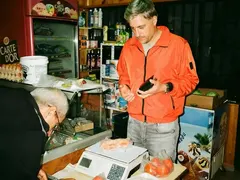 Карамазов пазарува в селски магазин