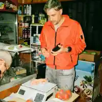 Карамазов пазарува в селски магазин