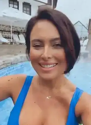 Клюкарката Лили се фука с бели зъби