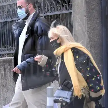 Лили грохна в навечерието на турнето, гуши се в млад левент